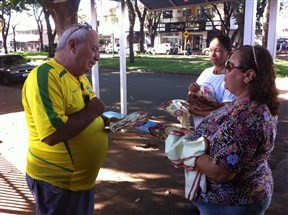 Saúde realiza caminhada Carnaval sem Aids e Dengue nos conjuntos Ney Braga e Olímpico em Maringá